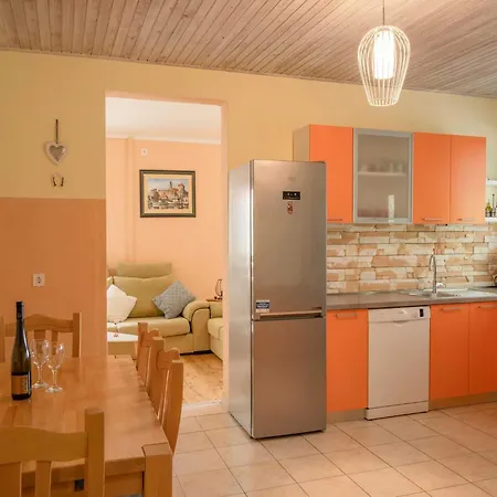 Melanie - Five Bedroom House